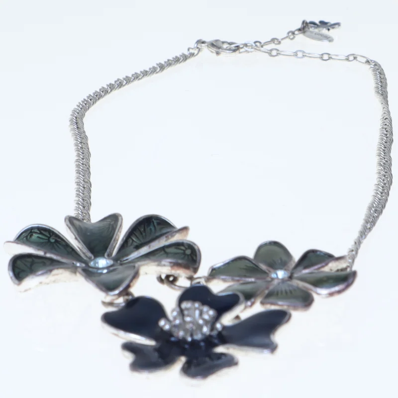 Blomstret halskæde med tre vedhæng fra Pilgrim (str. 50 cm)