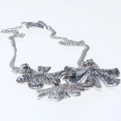 Blomstret halskæde med tre vedhæng fra Pilgrim (str. 50 cm)