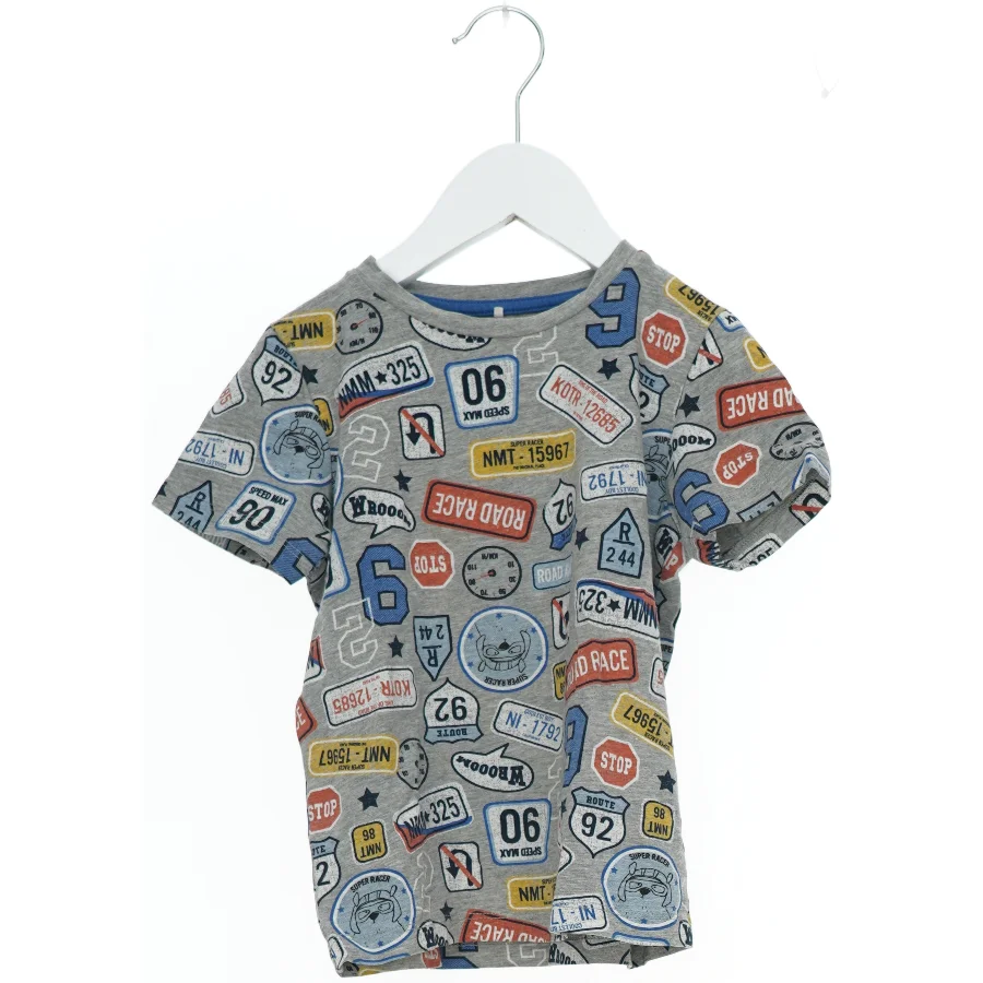 Børne-T-shirt med bilskilt print fra Name It (str. 104)