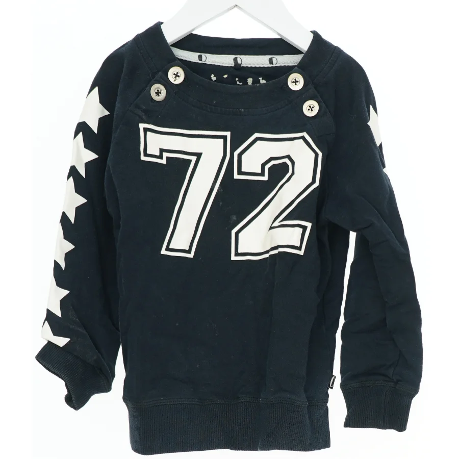 Sweatshirt med tryk nummer 72 og stjerner fra Kools (str. 104)