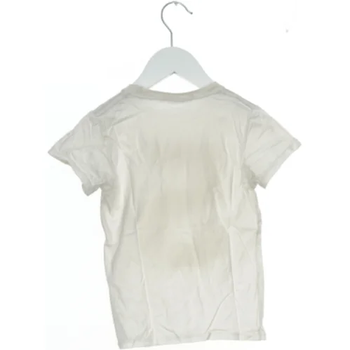 Hvid T-shirt med talprint fra Siri Jeans (str. 104)