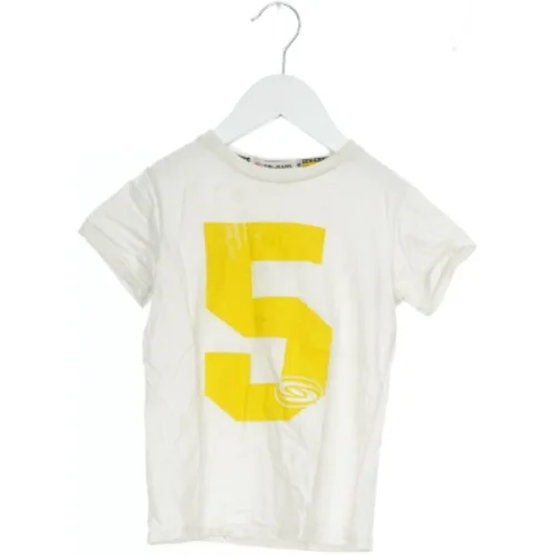 Hvid T-shirt med talprint fra Siri Jeans (str. 104)