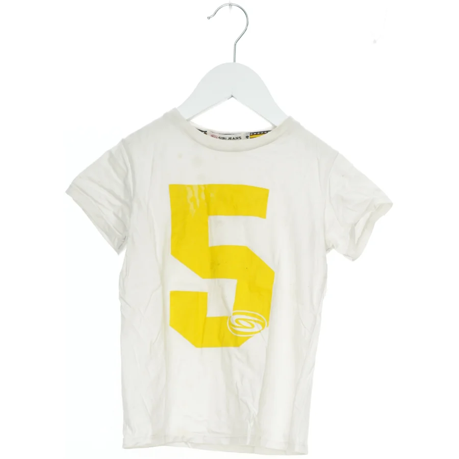 Hvid T-shirt med talprint fra Siri Jeans (str. 104)