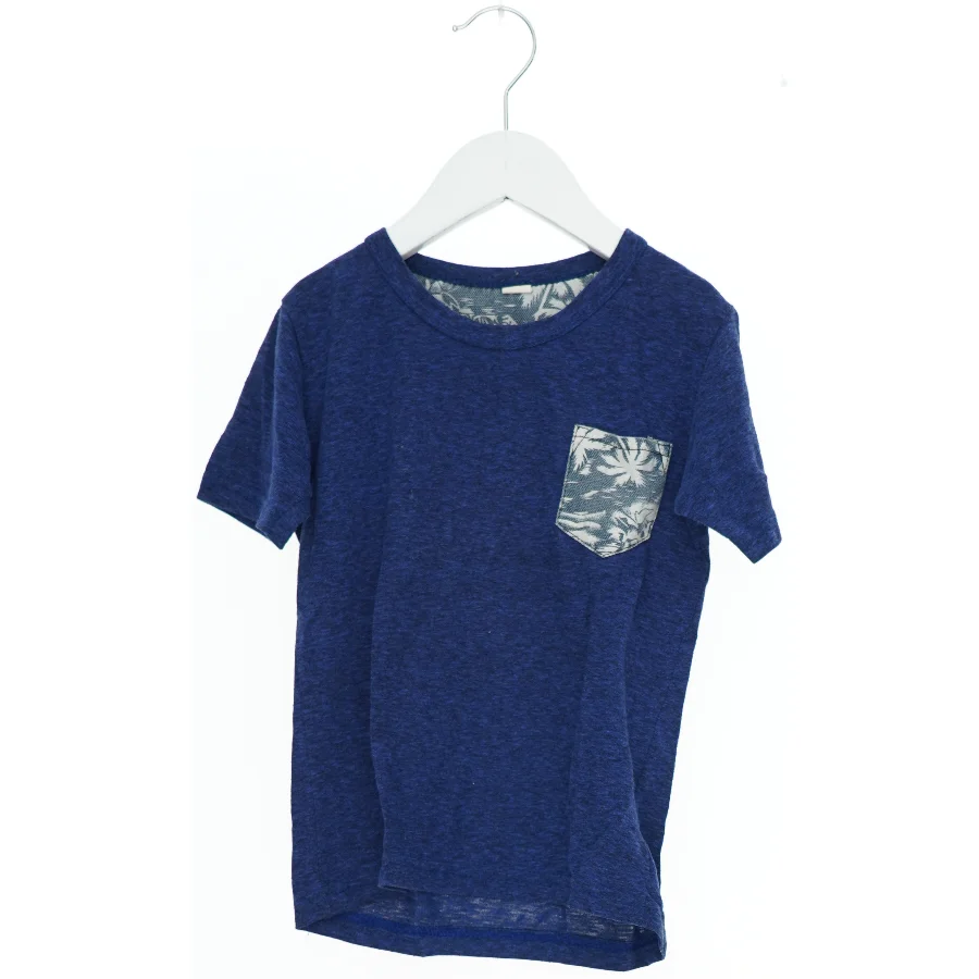 Blå t-shirt med mønstret lomme (str. M)