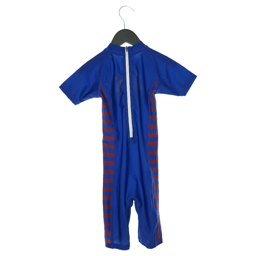 Dragt med FCB logo på fronten og lynlås i ryggen Stoffet er badedragtsstof