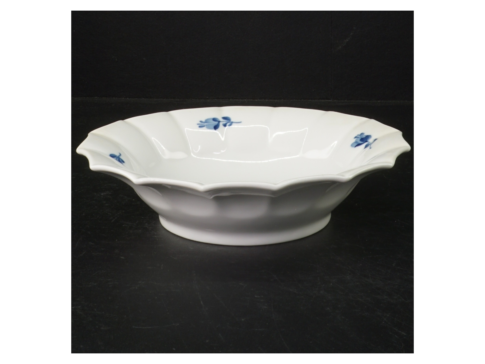 Blå blomst porcelænsfad fra Royal Copenhagen (str. 21 cm)