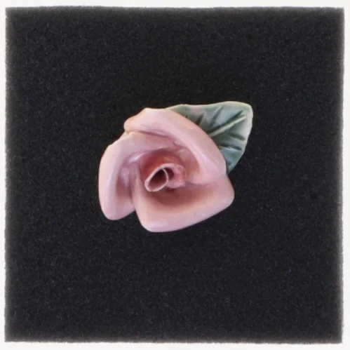 Porcelænsbroche i form af en rose (str. 3,5 x 3 cm)