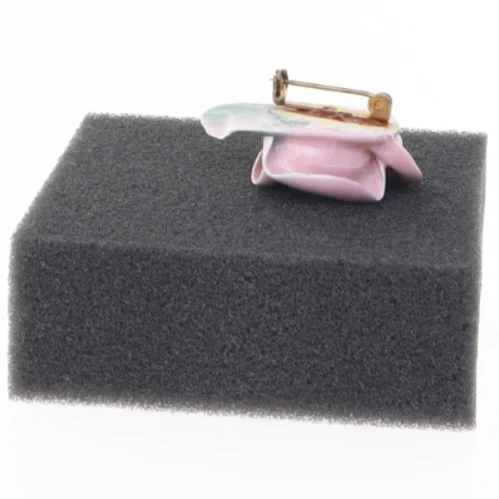 Porcelænsbroche i form af en rose (str. 3,5 x 3 cm)