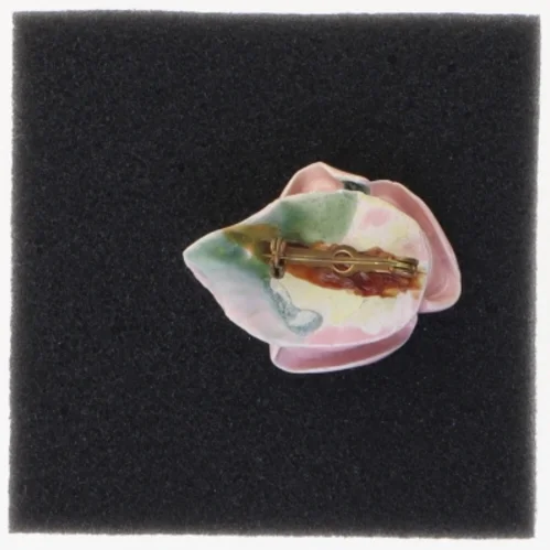Porcelænsbroche i form af en rose (str. 3,5 x 3 cm)