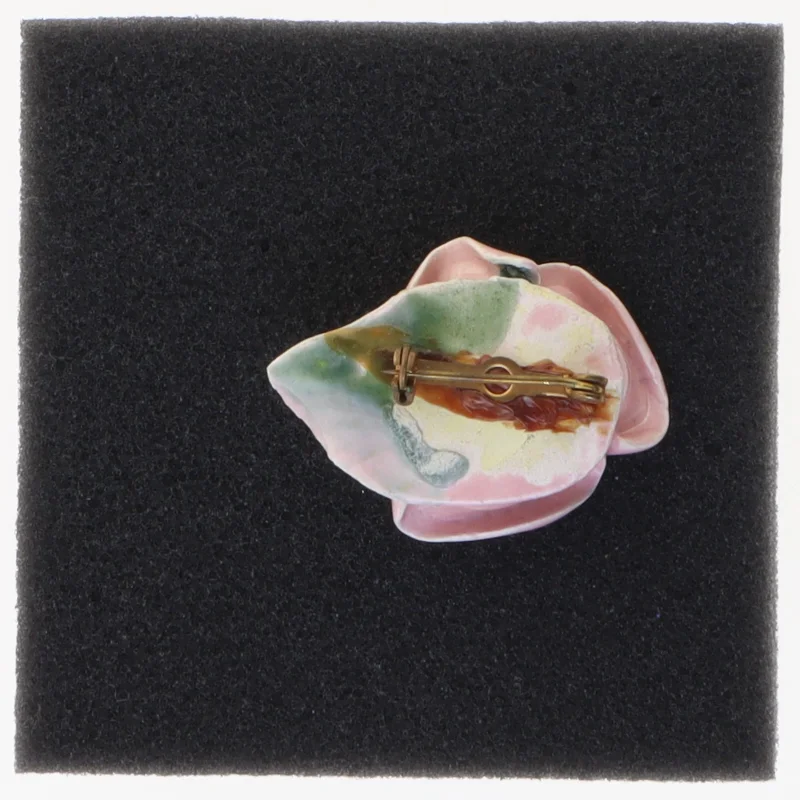 Porcelænsbroche i form af en rose (str. 3,5 x 3 cm)