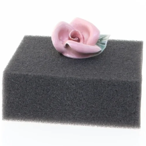 Porcelænsbroche i form af en rose (str. 3,5 x 3 cm)