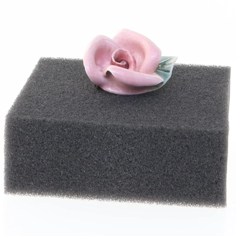 Porcelænsbroche i form af en rose (str. 3,5 x 3 cm)