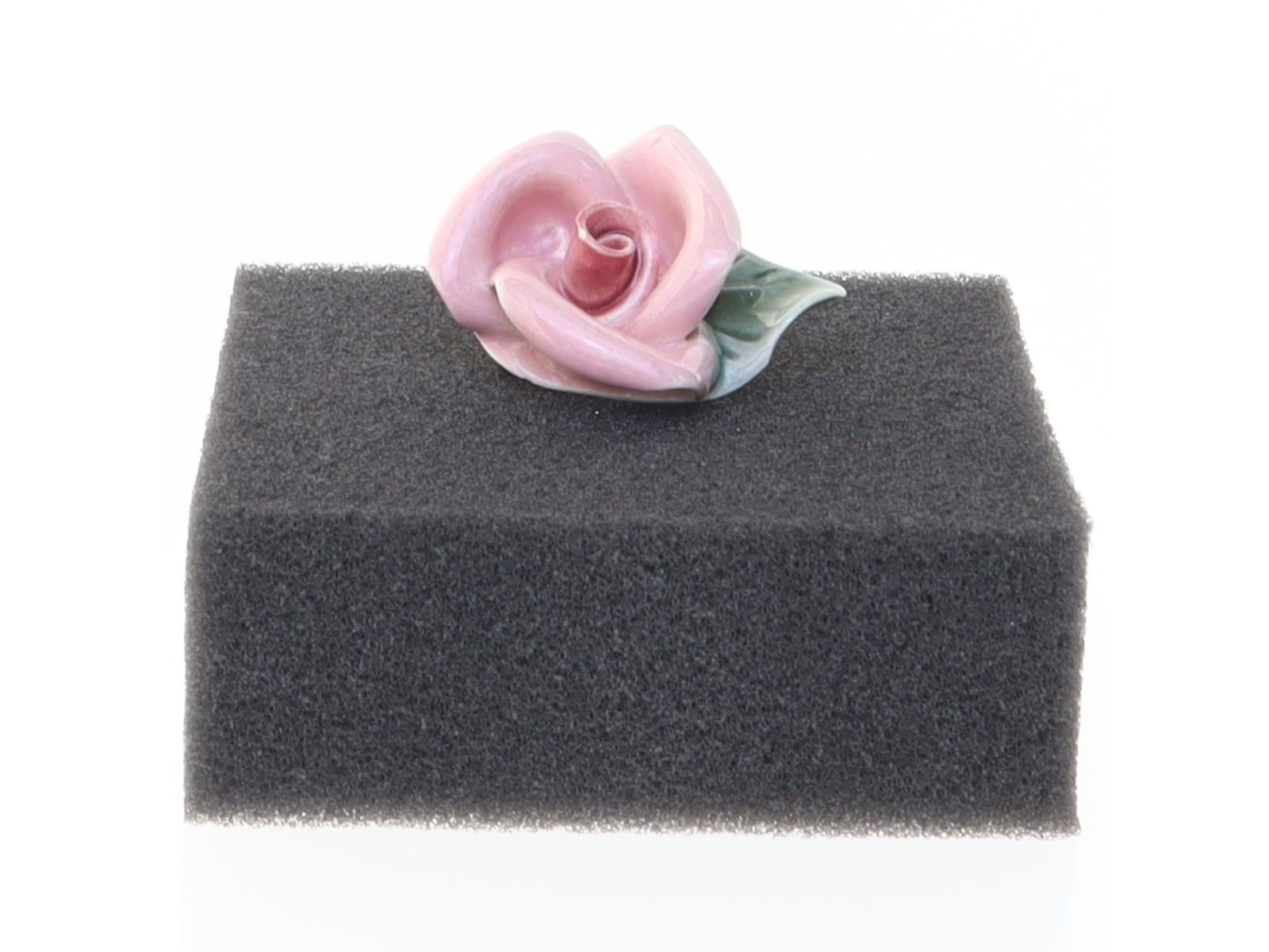 Porcelænsbroche i form af rose (str. 3,5 x 3 cm)