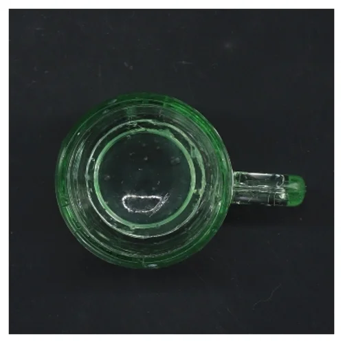 Vintager grøn glaskrus med egerndekoration (str. Ø 5,5 cm længde 7,5 cm)