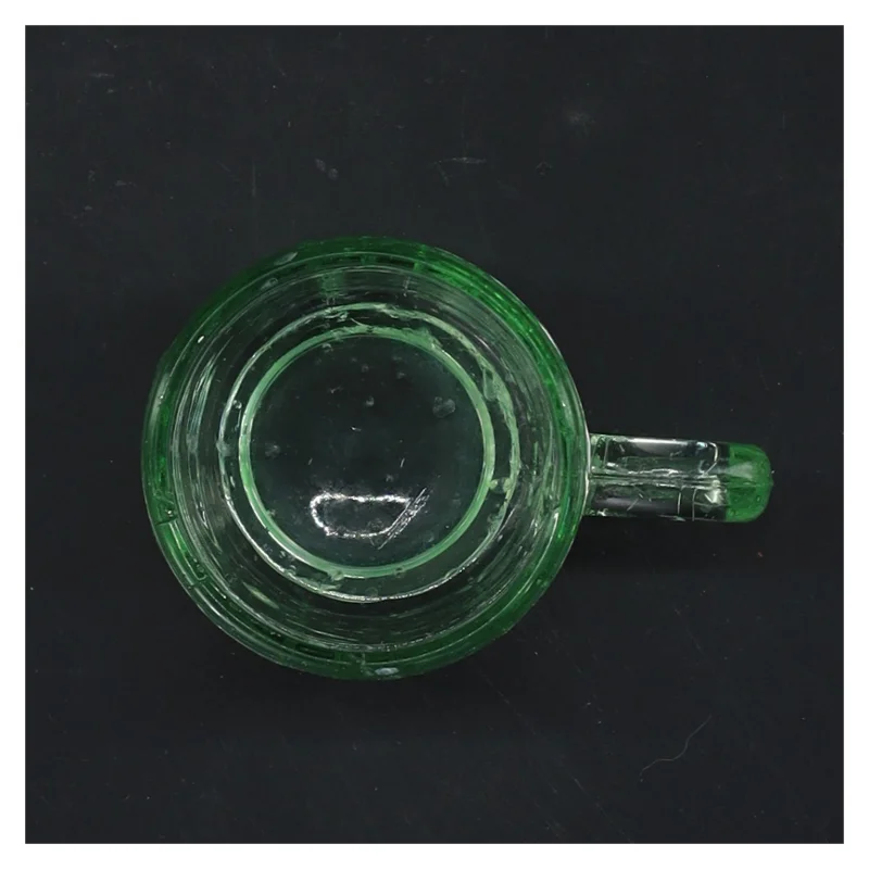 Vintager grøn glaskrus med egerndekoration (str. Ø 5,5 cm længde 7,5 cm)
