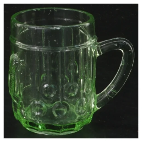 Vintager grøn glaskrus med egerndekoration (str. Ø 5,5 cm længde 7,5 cm)