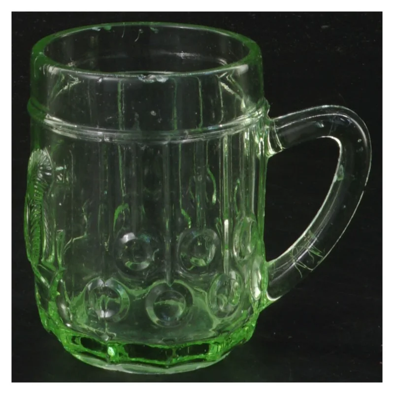 Vintager grøn glaskrus med egerndekoration (str. Ø 5,5 cm længde 7,5 cm)