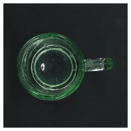 Vintager grøn glaskrus med egerndekoration (str. Ø 5,5 cm længde 7,5 cm)