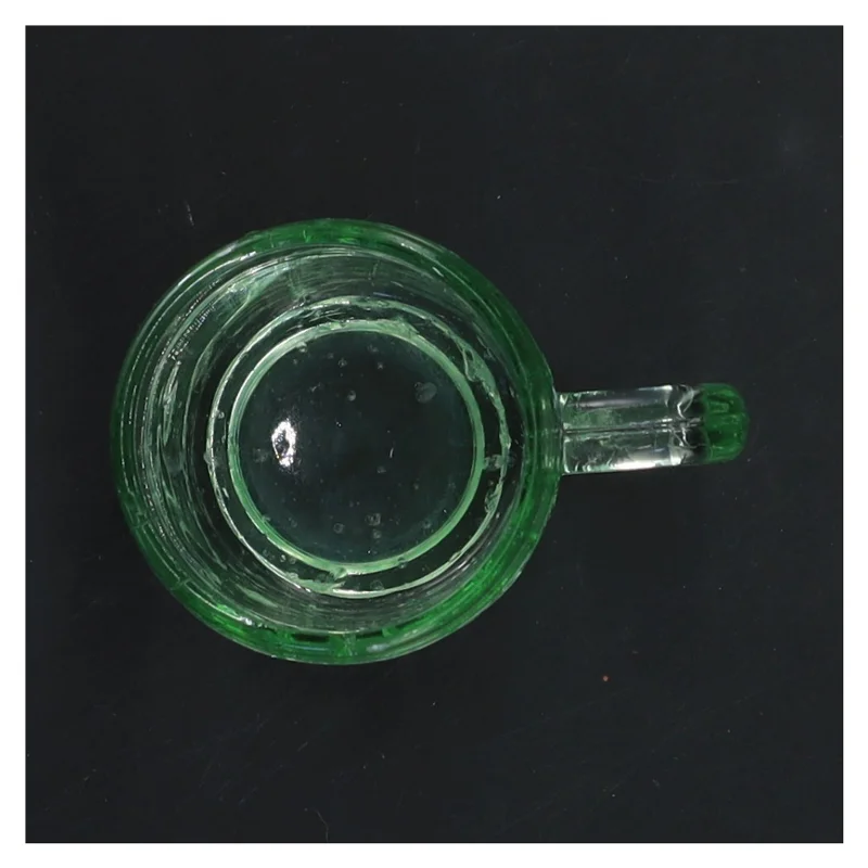 Vintager grøn glaskrus med egerndekoration (str. Ø 5,5 cm længde 7,5 cm)