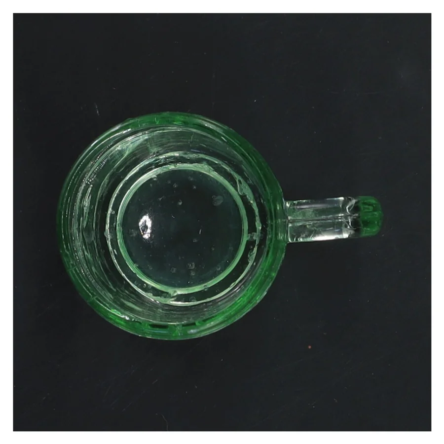 Vintager grøn glaskrus med egerndekoration (str. Ø 5,5 cm længde 7,5 cm)