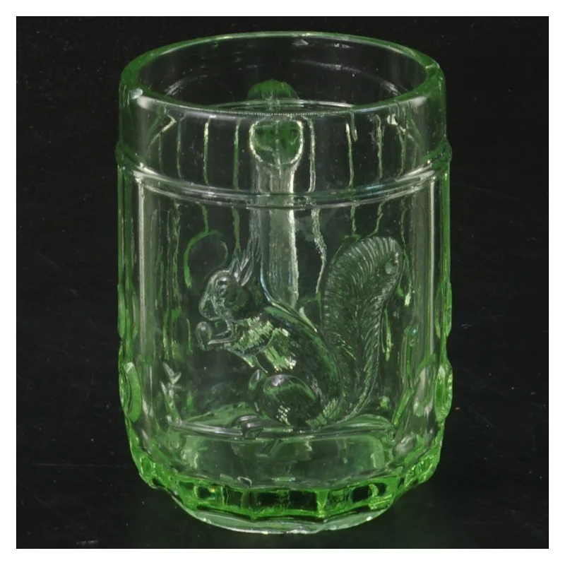 Vintager grøn glaskrus med egerndekoration (str. Ø 5,5 cm længde 7,5 cm)