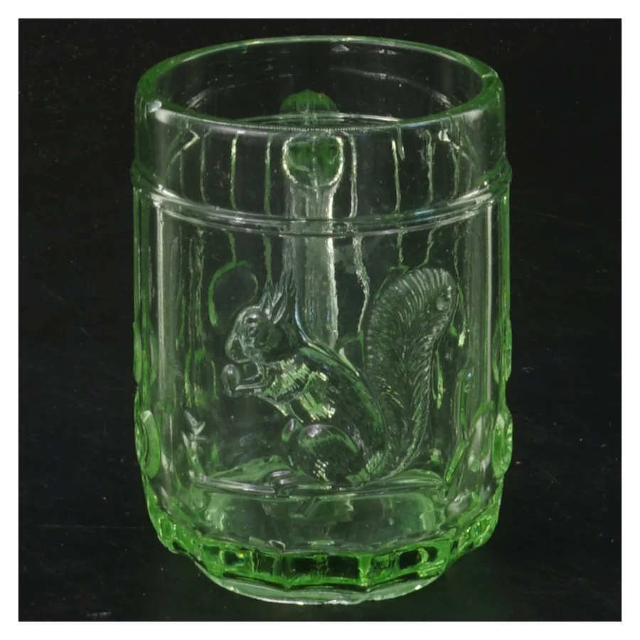 Vintager grøn glaskrus med egerndekoration (str. Ø 5,5 cm længde 7,5 cm)
