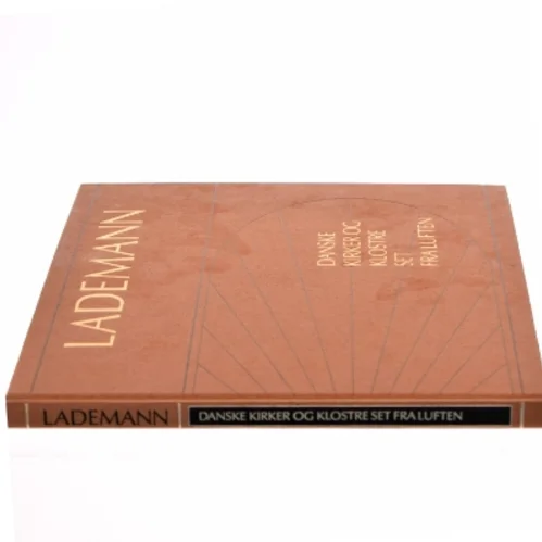 Bog om danske kirker og klostre set fra luften