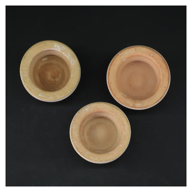 Hvide porcelænslysstager fra L. Hiorth. (str. 3 stk 5,5 cm h, 7 cm Ø )