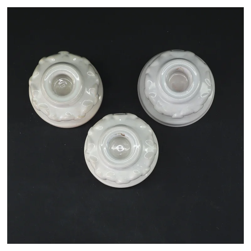 Hvide porcelænslysstager fra L. Hiorth. (str. 3 stk 5,5 cm h, 7 cm Ø )