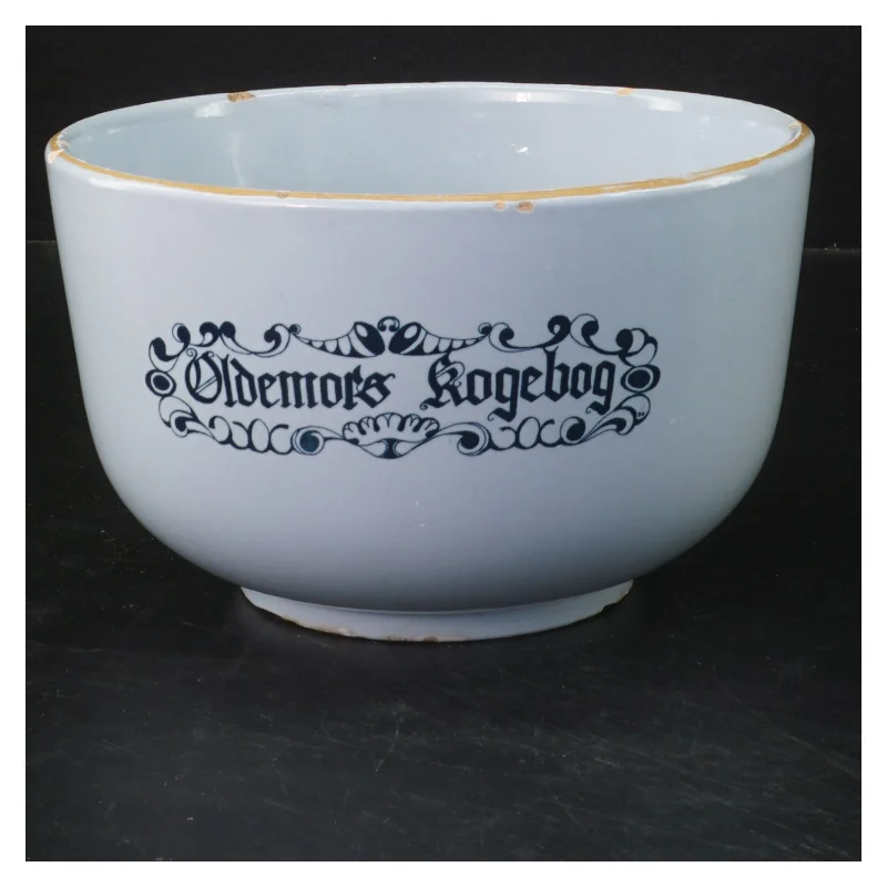 Porcelænsskål fra Knabstrup med opskrift fra Oldemors kogebog (str. Ø 17 cm højde 10,5 cm)