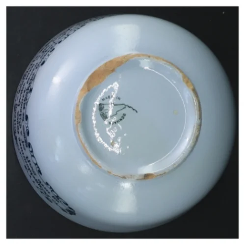 Porcelænsskål fra Knabstrup med opskrift fra Oldemors kogebog (str. Ø 17 cm højde 10,5 cm)