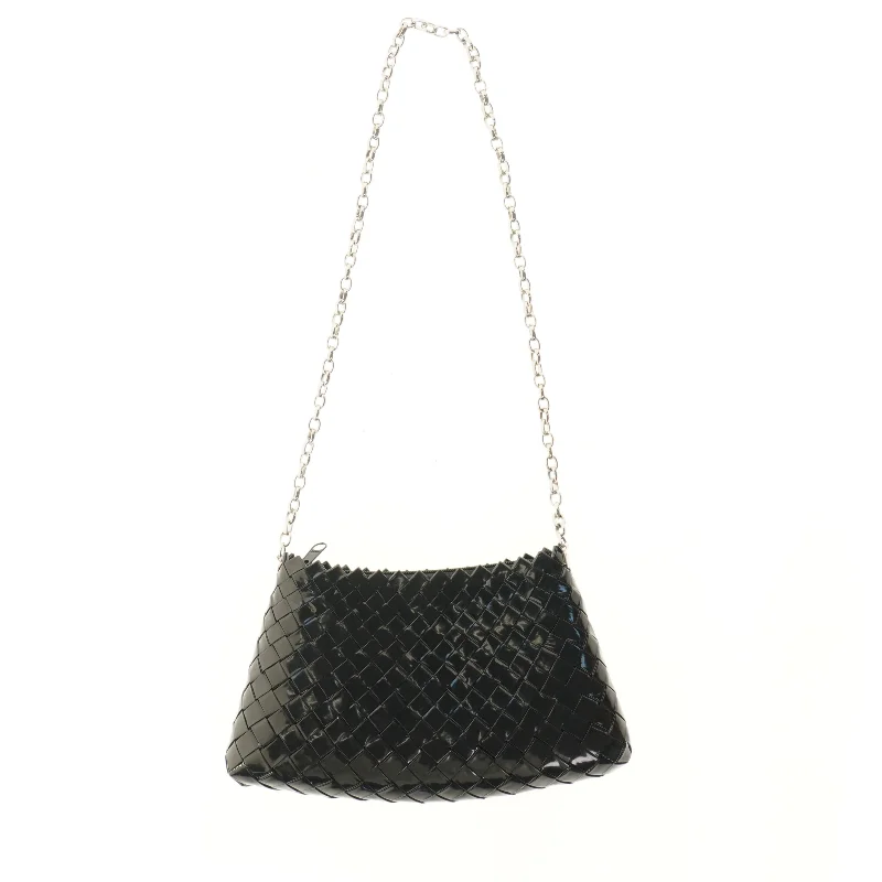 Sort flettet håndtaske med kæderem (str. 25,5x15 cm)