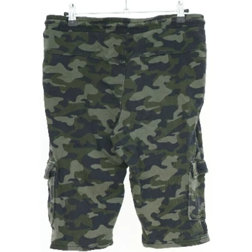 Cargo shorts med camouflage mønster (str. 176)
