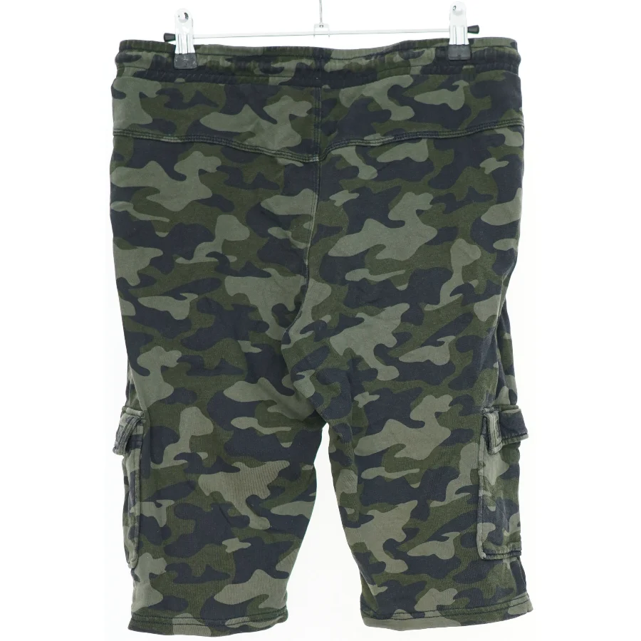 Cargo shorts med camouflage mønster (str. 176)