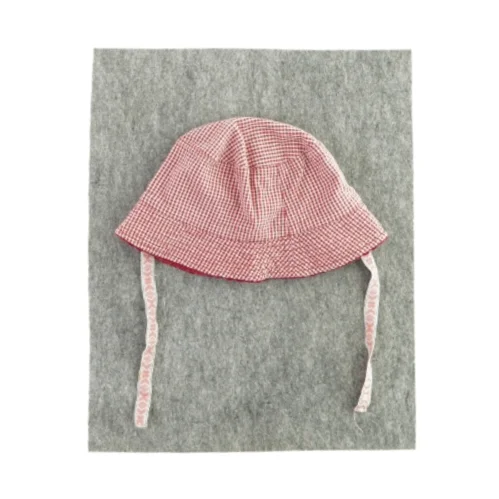 Solhat med snørre (str. ca. et år)