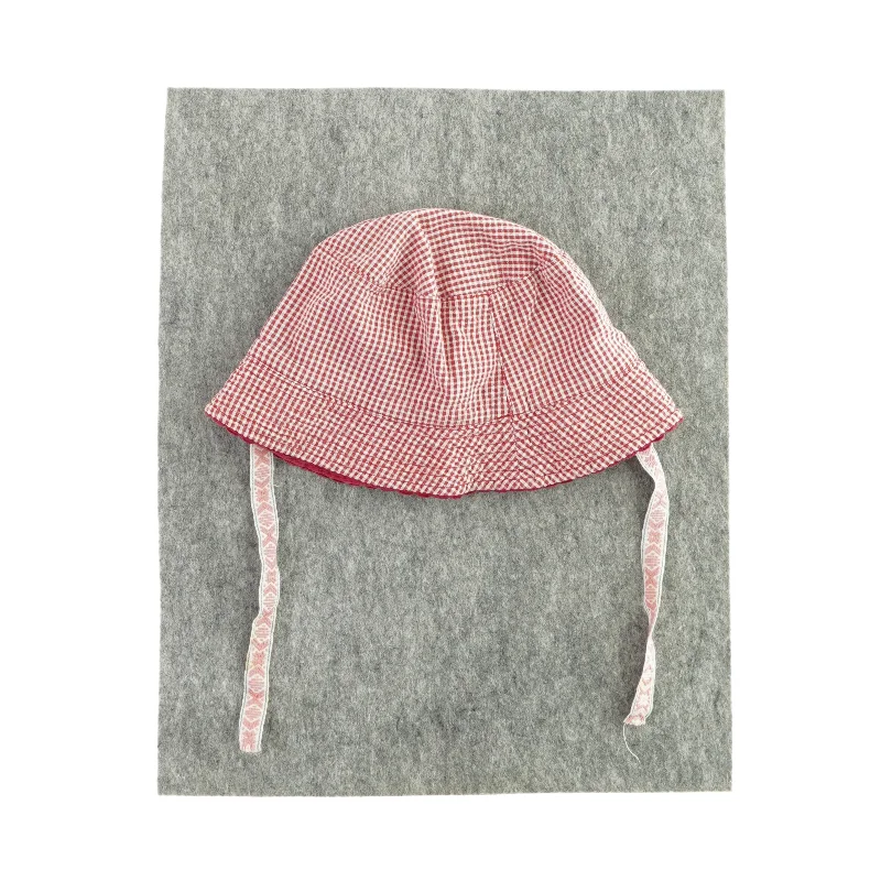 Solhat med snørre (str. ca. et år)