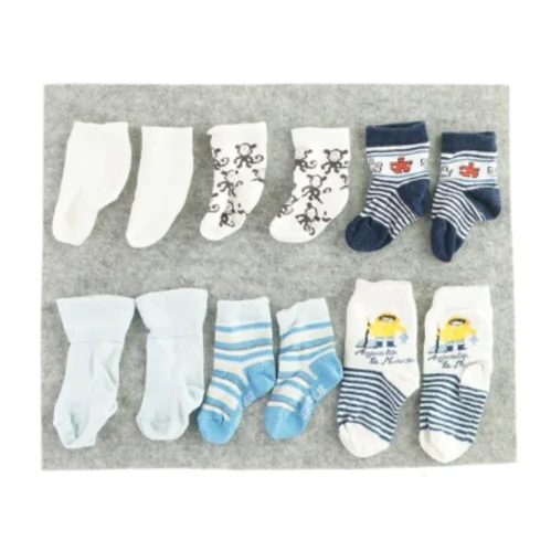 6 forskellige par strømper (str. 0 til ca. 6 måneder)