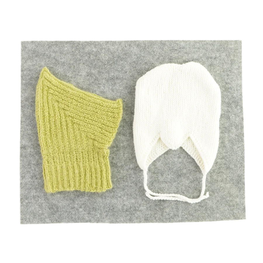 Hjemmestrikkede huer Til barn / baby 2 styk (str. Max 6 måneder)