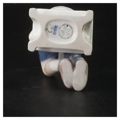 Porcelænsfigur af dreng med kop fra Bing Og Grøndal (str. 14 cm)