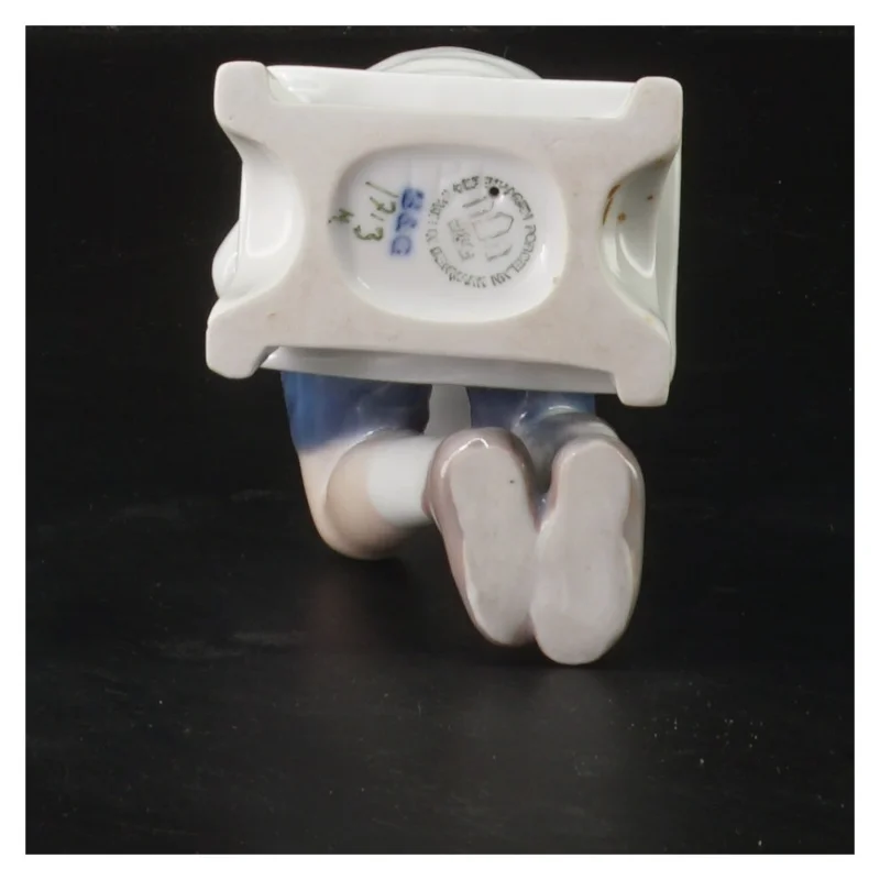 Porcelænsfigur af dreng med kop fra Bing Og Grøndal (str. 14 cm)