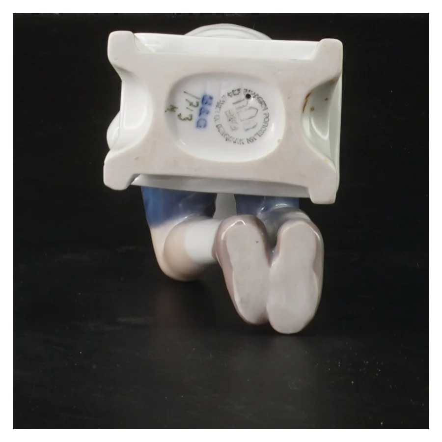 Porcelænsfigur af dreng med kop fra Bing Og Grøndal (str. 14 cm)