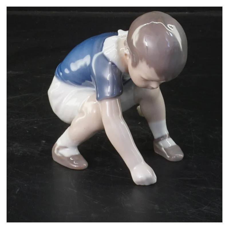 Porcelænsfigur af barn fra B&G (str. 9x10 cm)