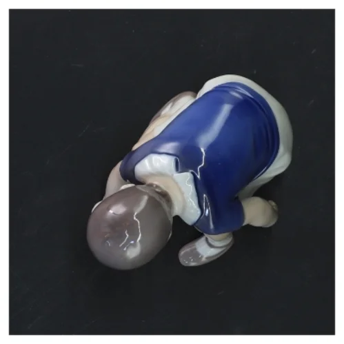Porcelænsfigur af barn fra B&G (str. 9x10 cm)