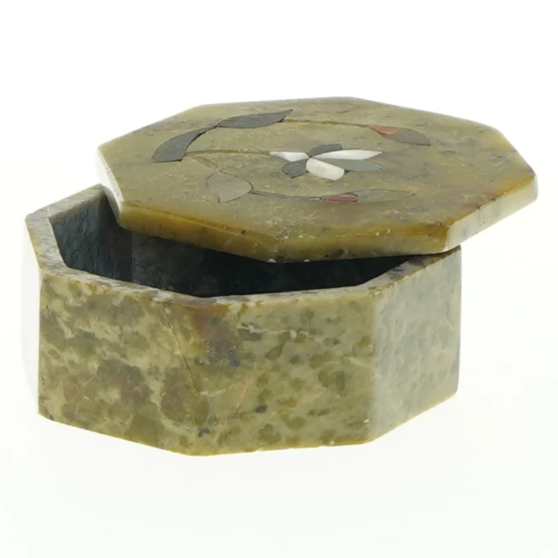 Æske i sten med indlagt mønster (str. 8x3,5 cm)