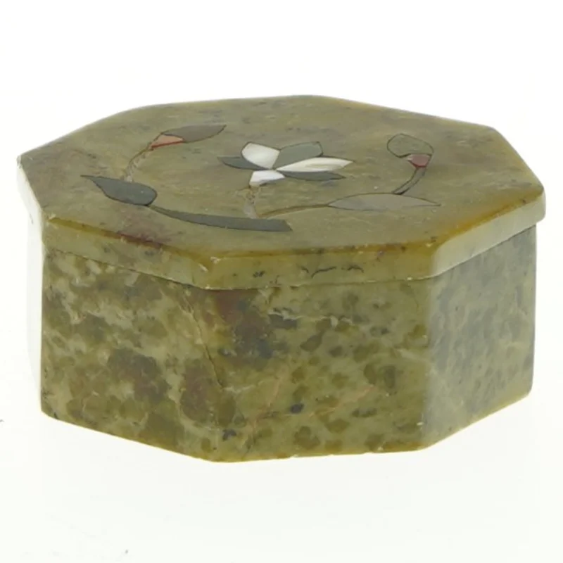 Æske i sten med indlagt mønster (str. 8x3,5 cm)