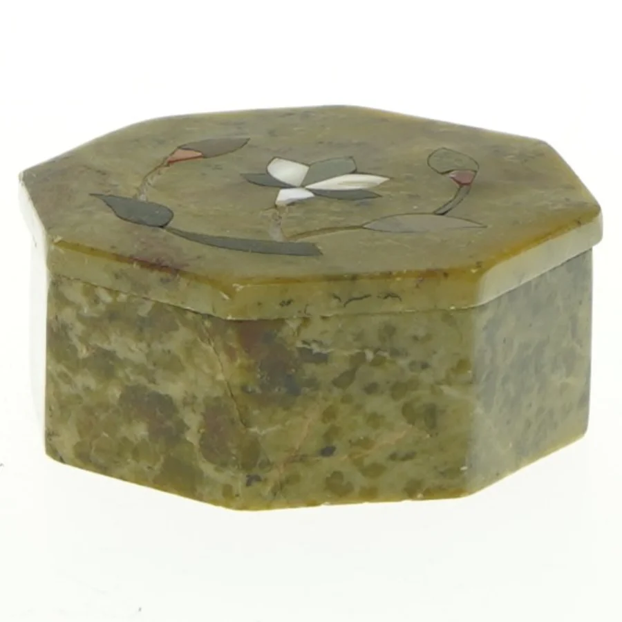 Æske i sten med indlagt mønster (str. 8x3,5 cm)