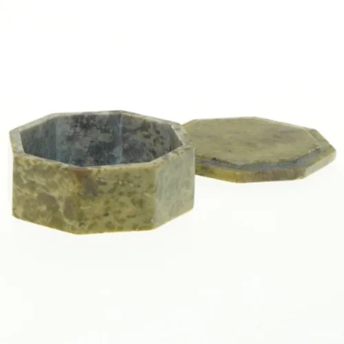 Æske i sten med indlagt mønster (str. 8x3,5 cm)