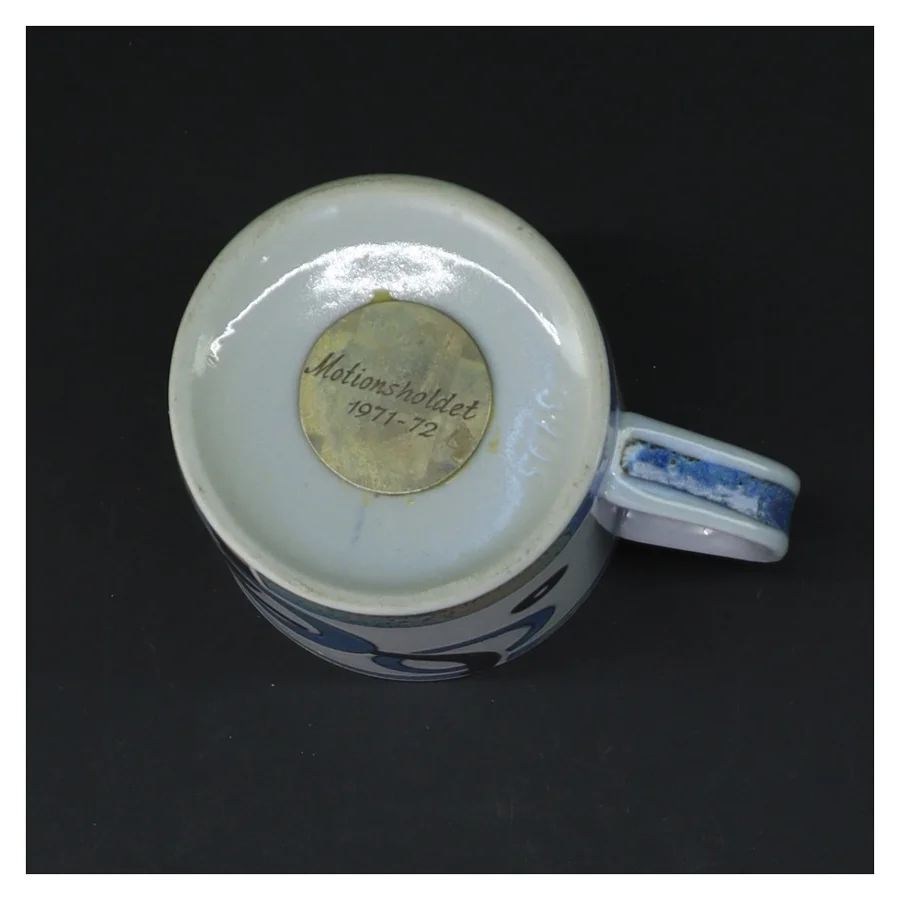 Keramik krus med årstal 1972 (str. Ø 6,5 cm længde 7,5 cm)