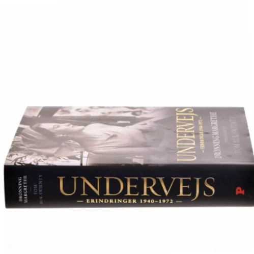 Undervejs : erindringer 1940-1972 af Margrethe II (Bog)