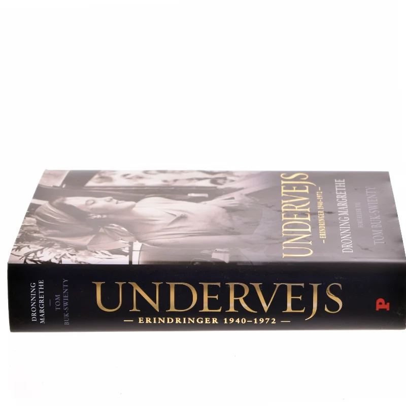 Undervejs : erindringer 1940-1972 af Margrethe II (Bog)